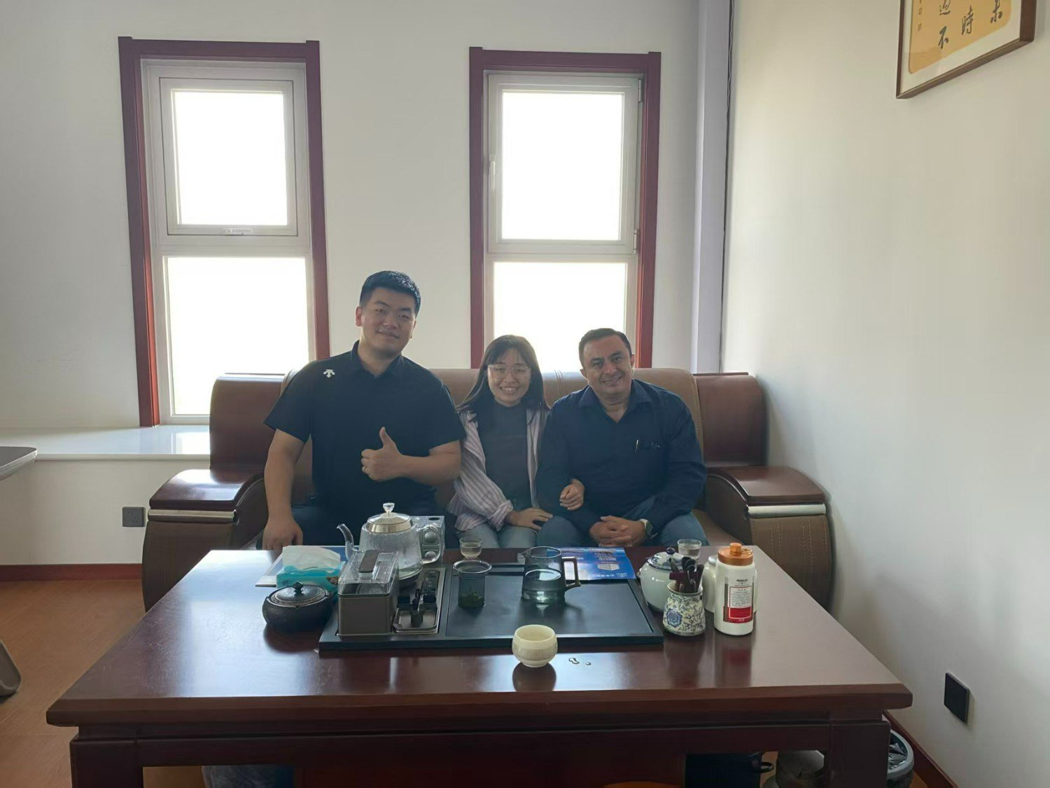 LVJIA sales engineer meeting buyers in the factory office with panel samples