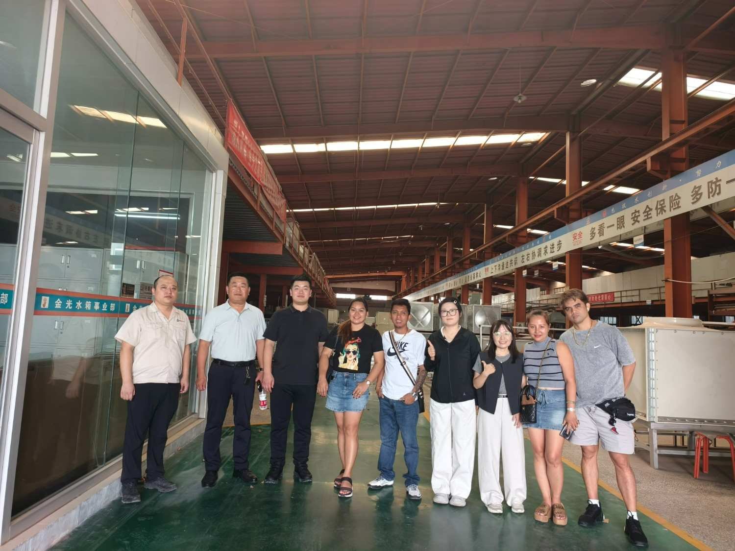 Overseas buyers touring the LVJIA water tank factory aisle
