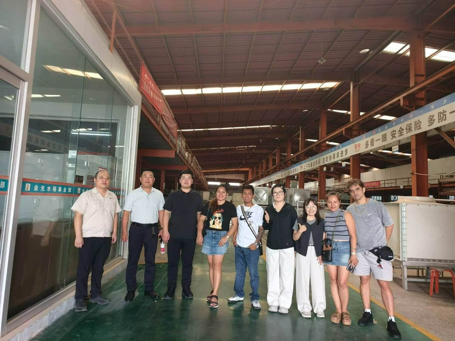 Clients près des réservoirs modulaires terminés à l’usine LVJIA