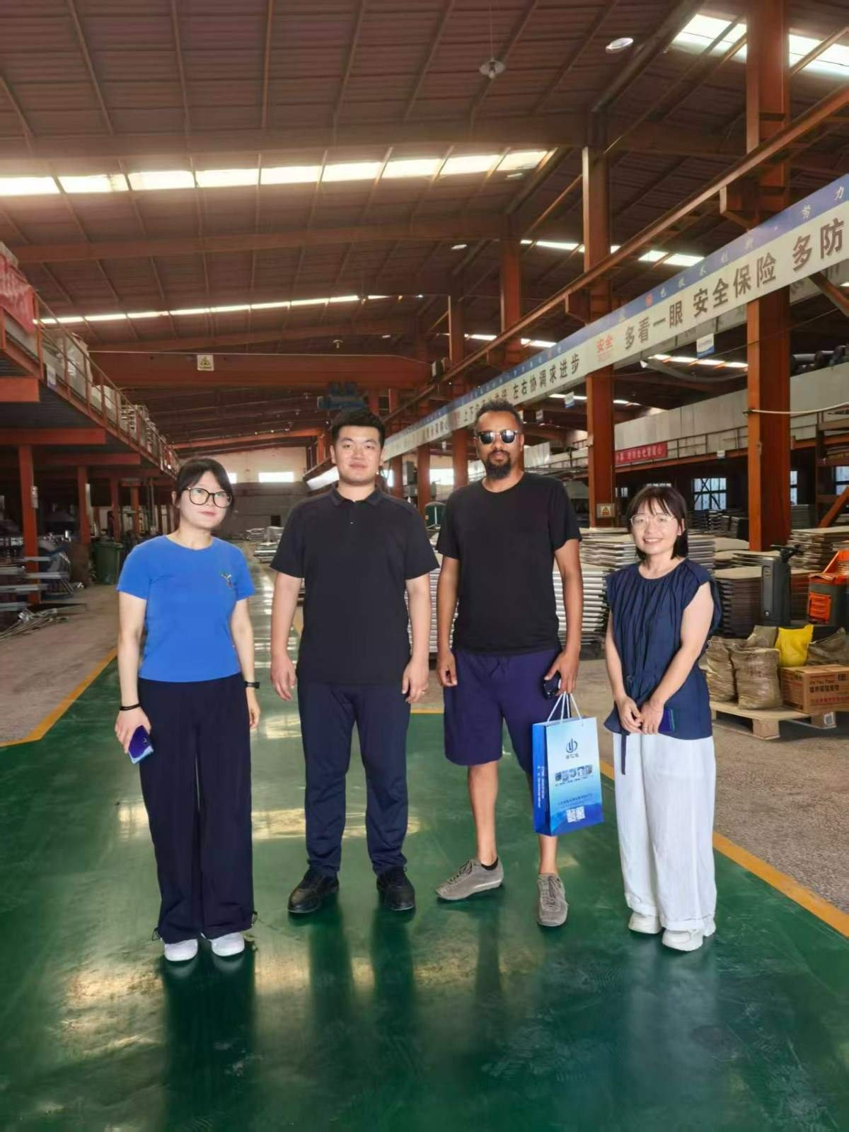 Overseas buyers visiting the LVJIA water tank factory floor