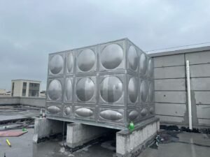 Rooftop stainless steel panel water tank installed on a commercial building