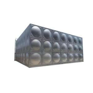 Depósito de agua de acero inoxidable 316 reforzado — montaje de paneles modulares en obra
